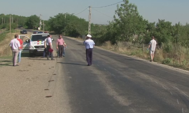 Barbat de 42 de ani din Bacau, gasit mort pe marginea drumului. Ce au descoperit politistii in urma verificarilor