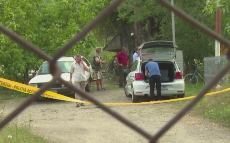 Femeie gasita moarta pe malul unui lac, greu accesibil. Politistii nu-si explica cum a ajuns in acel loc