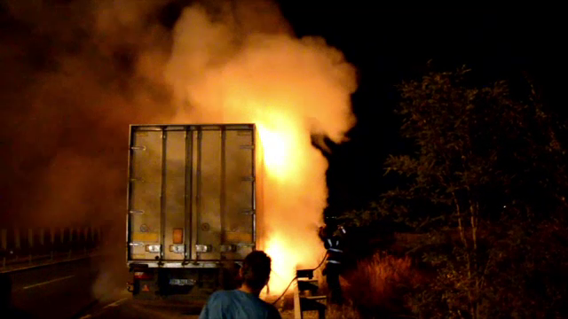 Panica pe autostrada Bucuresti-Pitesti, unde un TIR cu detergenti a luat foc in mers. De la ce au pornit flacarile