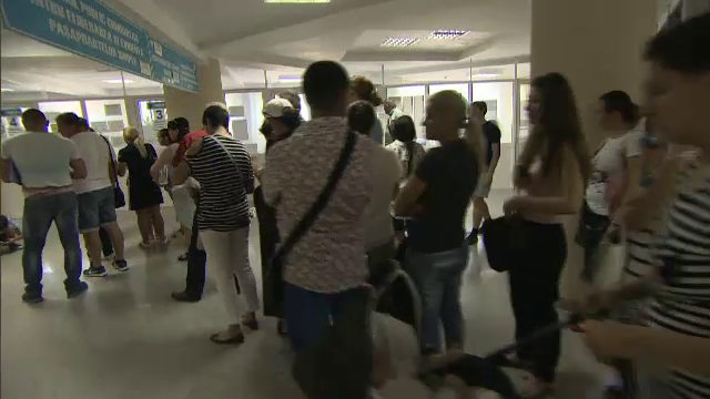 Blocaj total la Directia de Permise dupa ce sistemul a cazut, luni. Oamenii au stat ore intregi la coada degeaba