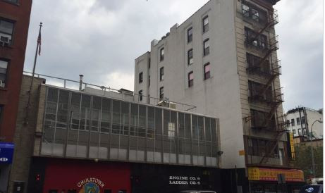 A iesit sa fumeze o tigara pe acoperisul blocului, dar a ramas intepenit in cosul de fum. Cum a fost salvat barbatul