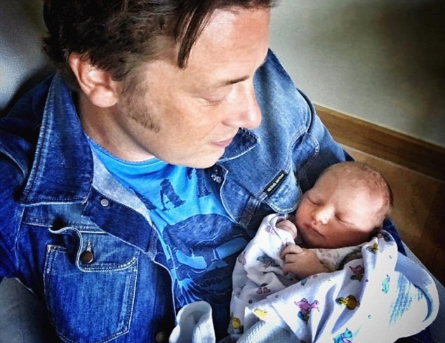 Maestrul bucatar Jamie Oliver a devenit tata pentru a cincea oara. Reactia sa pe Insatagram