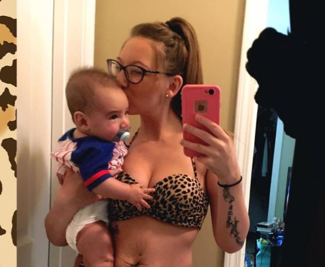 "O mama nu ar trebui sa poarte costum de baie din doua piese". Experienta stanjenitoare traita de o tanara la piscina