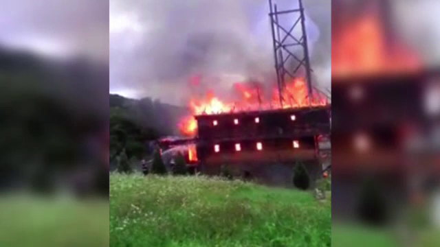 O biserica din Maramures a ars din temelii in doar cateva minute. Incendiul violent, surprins de un martor