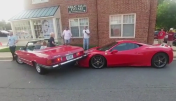 A lovit un Ferrari de 300.000 de dolari, incercand sa isi parcheze Mercedes-ul vintage. Reactia soferului pagubit. VIDEO