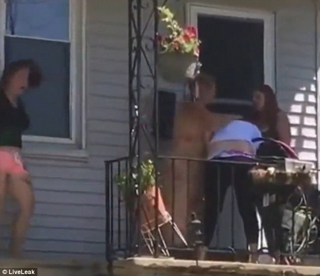 Un filmulet cu O bataie intre mai multe femei a devenit viral. Scandalul a luat o intorsatura neasteptata. VIDEO