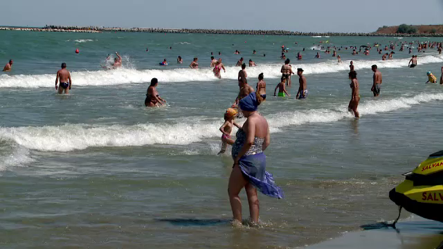 Ignoranta i-a convins pe turisti ca pot neglija avertismentele salvamarilor: "E adrenalina!" Tragedia petrecuta la Neptun