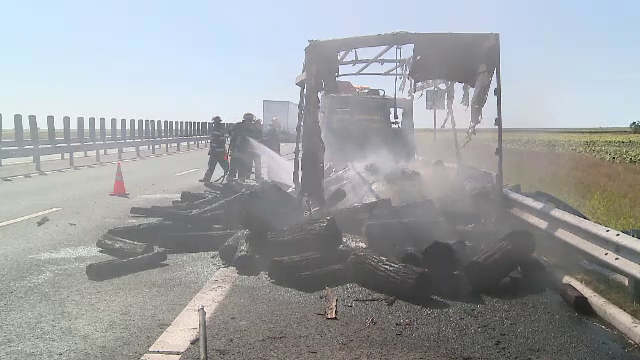 Un camion cu lemne s-a facut scrum, in drum spre vama Nadlac. Ce a observat soferul inainte sa coboare din autovehicul