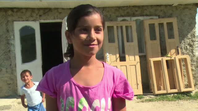 Viata de chin pentru o familie cu 9 copii din Vaslui. Stau inghesuiti in doua camere, iar cei mici au vazut marea doar la TV