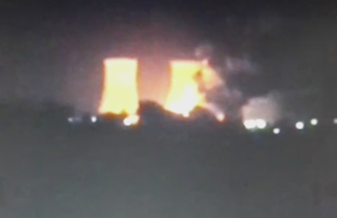 Incendiu si explozii pe platforma Combinatului Oltchim din Ramnicu Valcea. Un depozit de materiale a luat foc