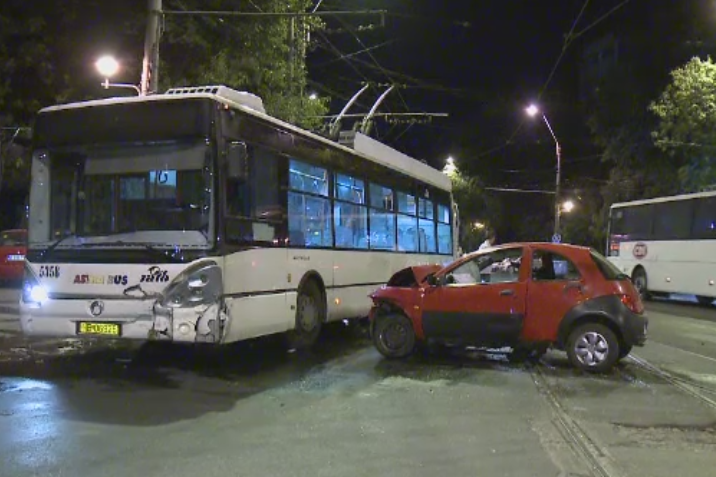 Mergea noaptea spre casa de la munca, dar a ajuns la spital. Cum s-a ciocnit un sofer din Bucuresti cu un troleibuz