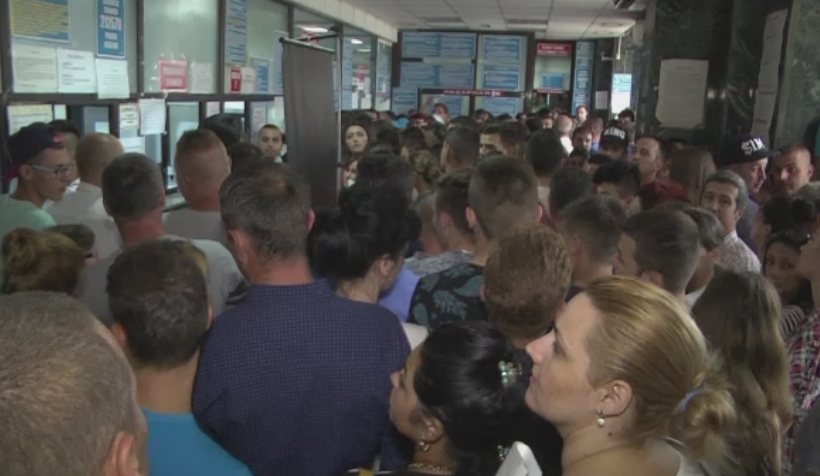 Inghesuiala si nervi la Serviciul de inmatriculari si permise auto Targoviste. Temperatura a depasit 40 de grade in interior