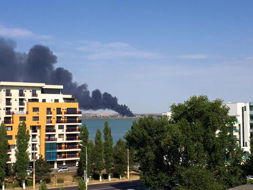 Incendiu puternic la o fabrica de vopseluri din Constanta. Sase autospeciale ISU au intervenit. VIDEO
