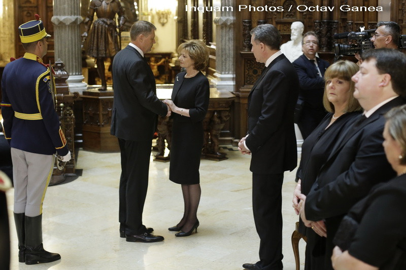 Funeraliile Reginei Ana. Iohannis: "Simplitatea Reginei o asaza intre simbolurile Romaniei". Zi de doliu si in R. Moldova