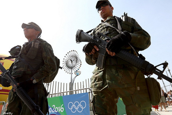 Autobuz cu ziaristi, atacat cu focuri de arma la Rio, langa celebra favela "Cidade de Deus". Doua persoane, ranite