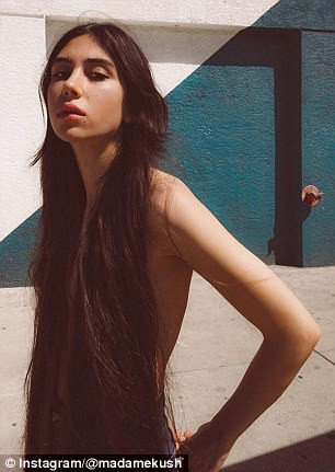 Fotografiile unei tinere au devenit virale pe internet. "Sa-mi port parul in loc de tricou a devenit uniforma mea"