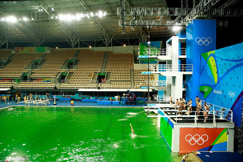 Organizatorii au deslusit misterul. De ce a devenit verde, din senin, apa bazinului de la sarituri, la Rio