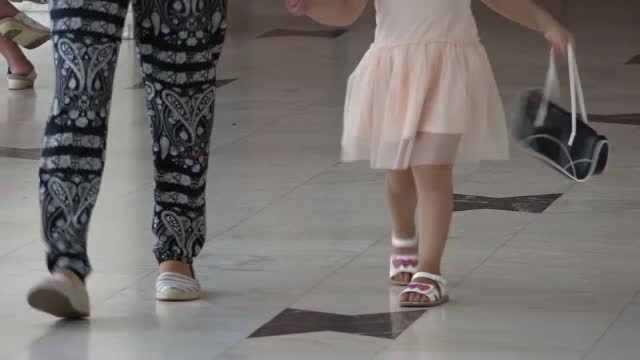 Cazul fetitei care s-a intepat intr-un cui si a murit, dupa ce a fost la 4 spitale. Politia a deschis dosar penal