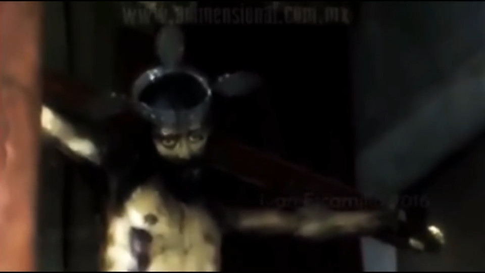 Miracol sau iluzie optica? Detaliul observat de enoriasii unei biserici cand s-au apropiat de statuia lui Iisus: VIDEO