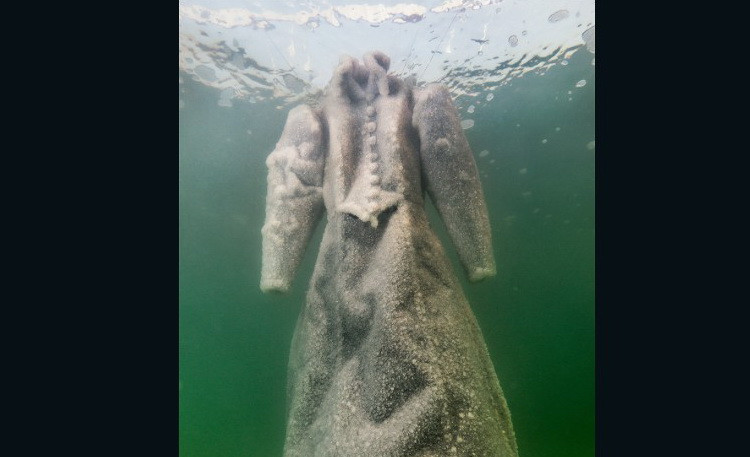 O rochie de mireasa, acoperita cu cristale din sare, a aparut la suprafata, din adancul Marii Moarte. Care este explicatia