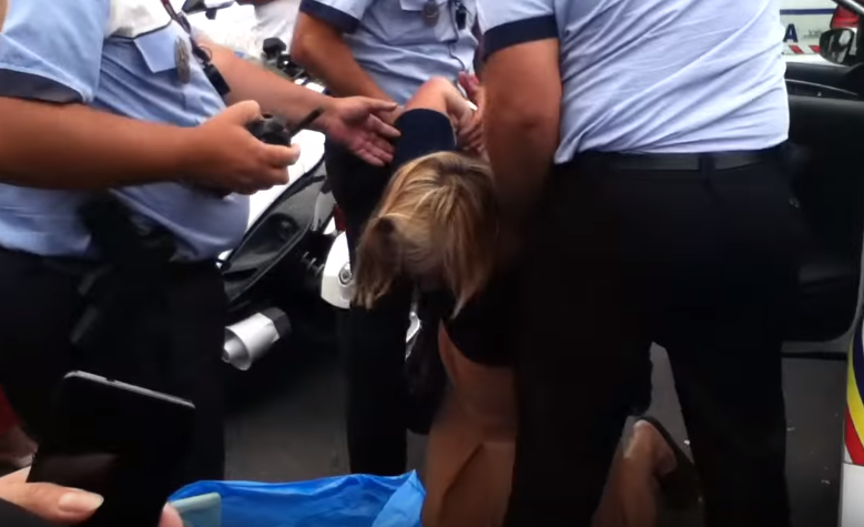 Politistii au incatusat o femeie care a traversat neregulamentar in Capitala. Imaginile surprinse de un trecator: VIDEO