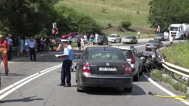 Doi soti au murit intr-un accident in lant. Barbatul a adormit la volan si a lovit de o cisterna, in localitarea Nades