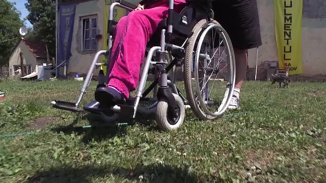 Copii in scaun cu rotile, trimisi in tabara la o cabana fara lift sau rampe de acces. "Nici nu avem cum sa ajungem acolo"