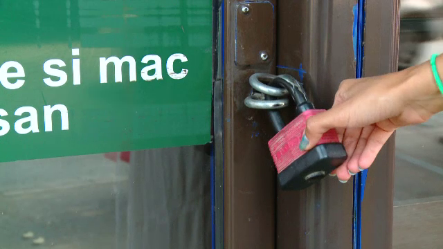 "Este cea mai buna decizie pe care o pot lua". Ce mesaje au aparut in geamurile unor companii din Romania