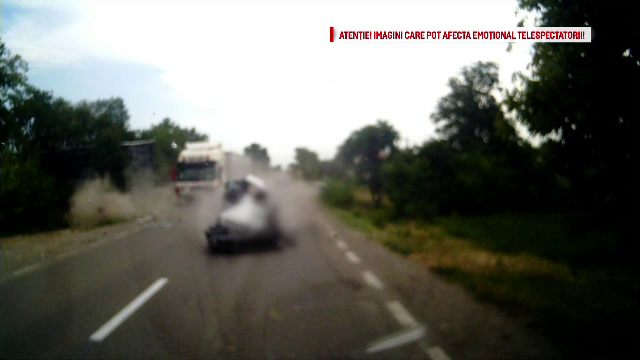 Un TIR a secerat 3 masini, dupa ce un sofer a intrat in depasire si a agatat un automobil. Urmarile tragice ale accidentului