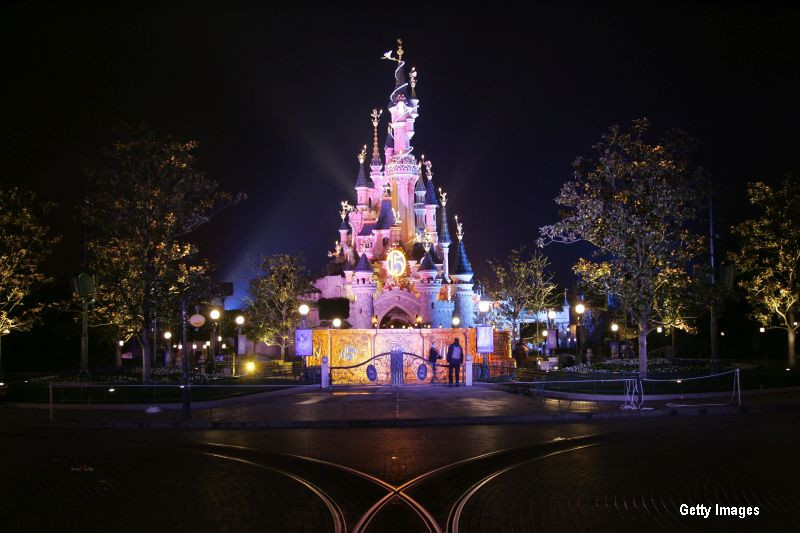 Statia de la Disneyland din Paris a fost evacuata, dupa descoperirea unui pachet suspect. Politia a intervenit imediat