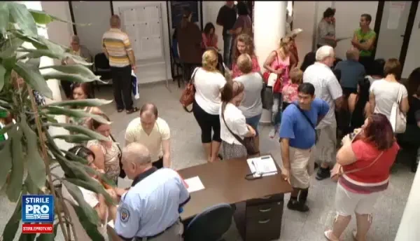 Cozi uriase dupa ce miile de romani care s-au intors in tara, in vacanta, au mers sa-isi schimbe actele