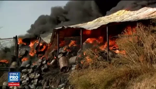 Incendiu puternic la o fabrica de vopseluri din Constanta. Sase autospeciale ISU au intervenit