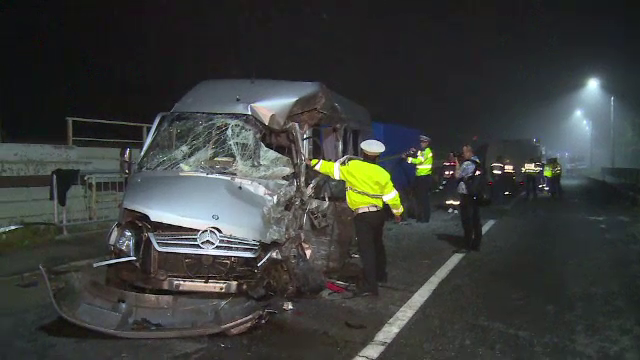 Impact violent intre doua vehicule, pe DN1, langa Azuga. O persoana a murit si 11 au fost ranite