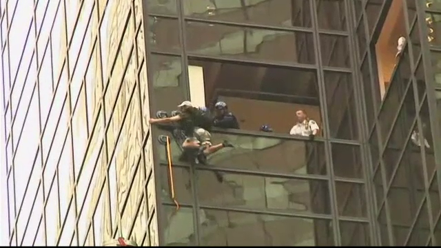 A incercat sa escaladeze Turnul Trump folosindu-se de niste ventuze. Operatiunea inedita in urma caruia a fost arestat
