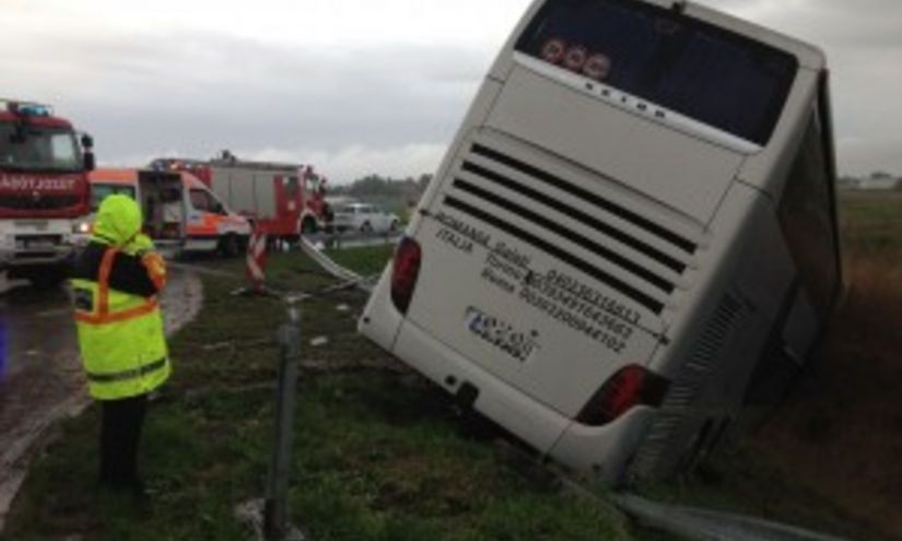 Un autocar cu 63 de turisti, dintre care 50 de copii, implicat intr-un accident in Vrancea. Ce s-a intamplat cu pasagerii