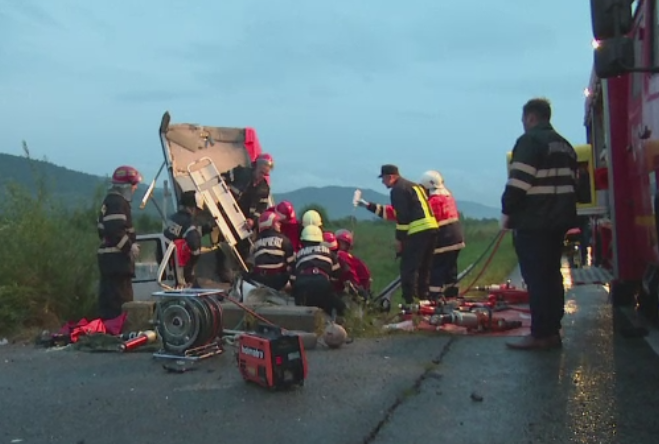 Doi oameni au murit si unul este grav ranit dupa ce microbuzul in care se aflau s-a izbit de un cap de pod, in Bistrita