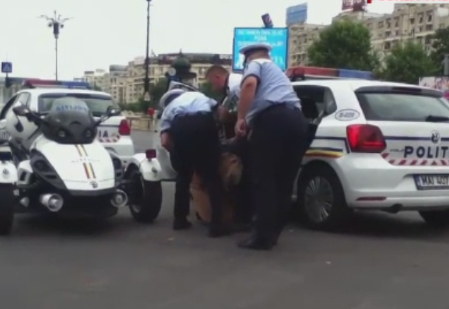 Sanctiunea primita de femeia care a traversat pe rosu, in Capitala, si a refuzat sa se legitimeze. De ce a ajuns la spital