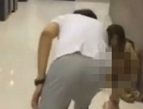 A venit acasa mai devreme si a trait un soc. Ce a facut o sotie dupa ce si-a gasit sotul in pat cu amanta. VIDEO