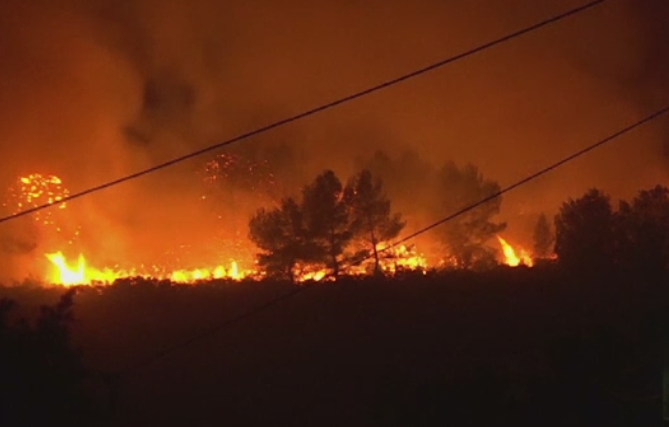 Sudul Frantei este parjolit de incendii provocate de seceta. Un oras de langa Marsilia, in pericol