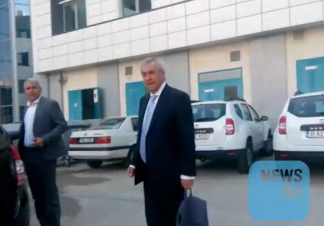 Ancheta la DRPCIV dupa ce Tariceanu si-a innoit permisul de conducere ocolind coada de o mie de oameni pe usa din spate