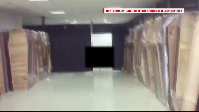 Imagini revoltatoare, filmate in Cluj. Angajatii unor firme de pompe funebre imbalsameaza cadavre in garaje, intre blocuri