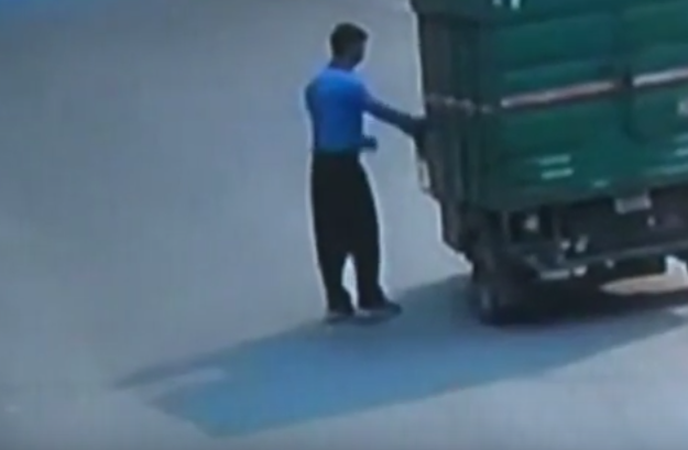 Un barbat este lovit in plin de un camion in New Delhi. Reactia soferului si a trecatorilor este halucinanta. VIDEO