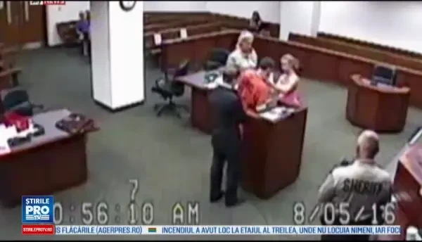 Moment emotionant in instanta. O judecatoare i-a permis unui inculpat sa-si vada pentru prima data fiul nou-nascut