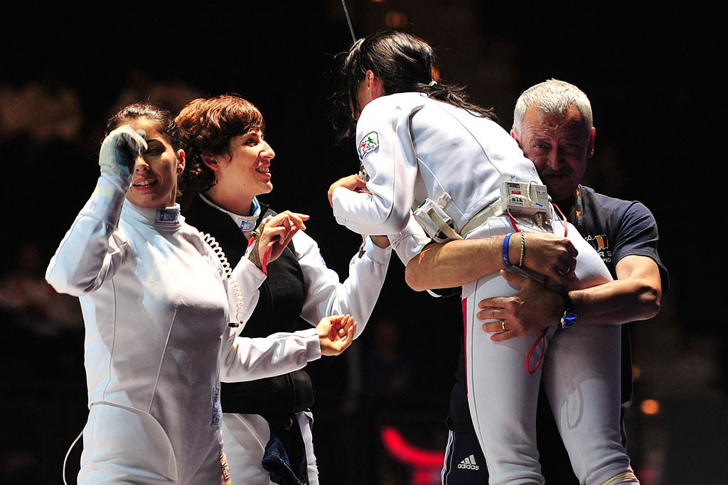 Simona Gherman, imbratisata de antrenorul Dan Podeanu dupa victoria la scrima