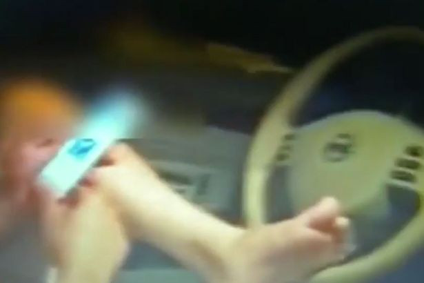 Imagini incredibile filmate in trafic. Un sofer a condus cu un picior, in timp ce se juca pe telefon. VIDEO