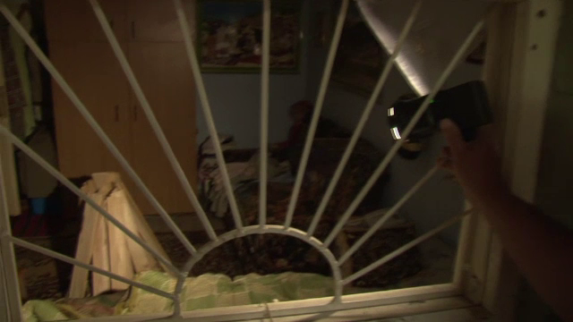 Pericol de explozie intr-un cartier din Piatra Neamt. Un barbat bolnav psihic avea in casa peste 70 de litri de benzina