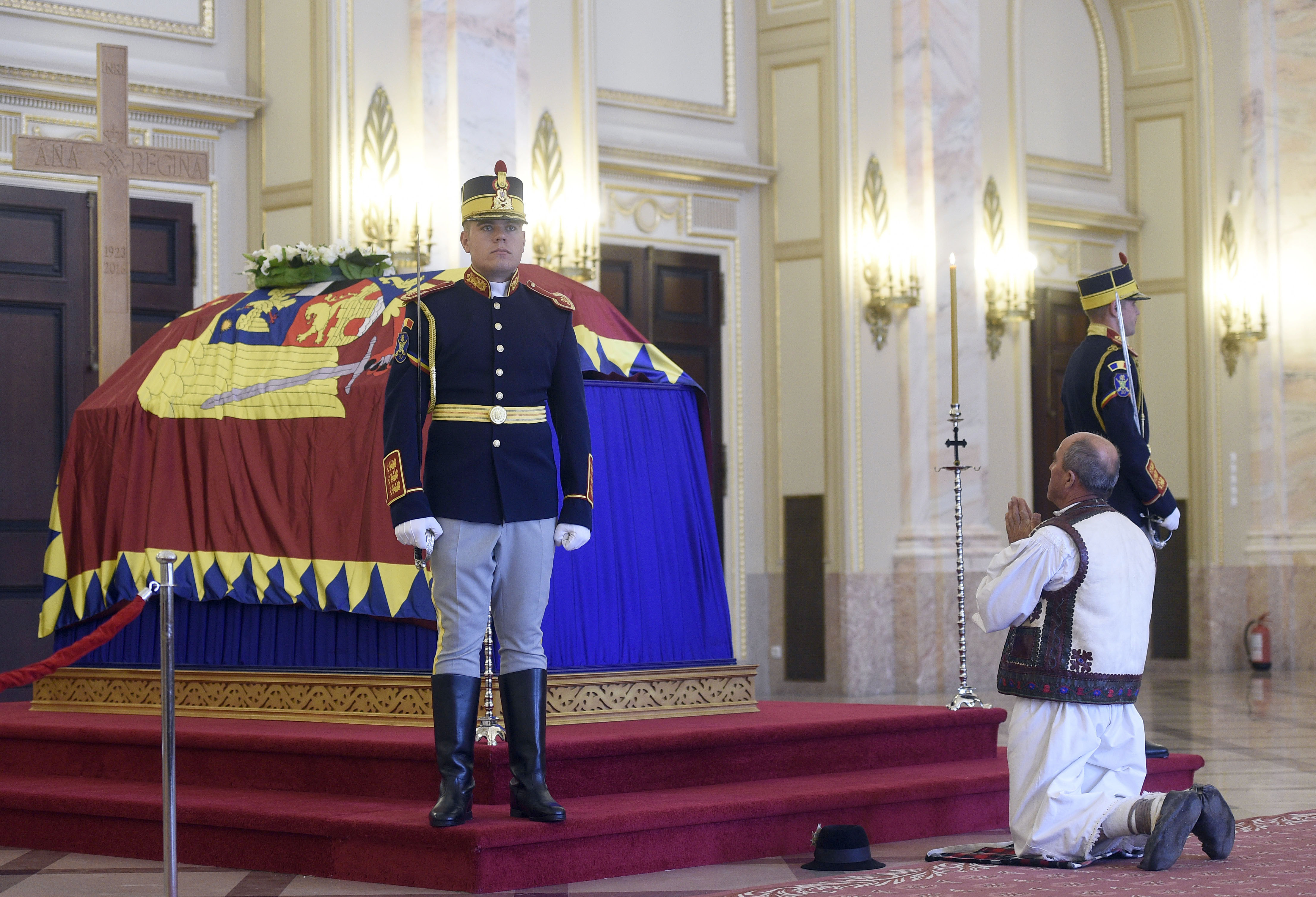 Ultima zi in care romanii isi mai pot lua ramas bun de la Regina Ana. 8.000 de oameni au trecut portile Palatului Regal