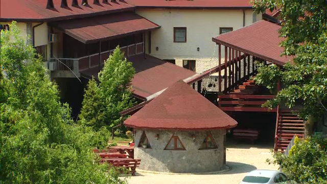 Pensiunea unde "nu exista mic dejun" si turistii sunt afumati de gratare si in camere. Ce urmeaza insa cand ajungi la terasa