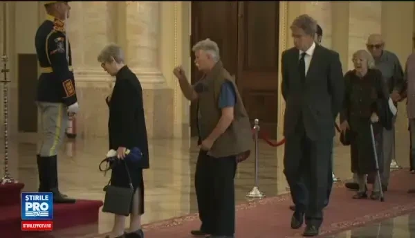 Peste o mie de oameni i-au adus flori Reginei Ana, la Palatul Regal. Restrictiile de circulatie in Capitala pentru funeralii