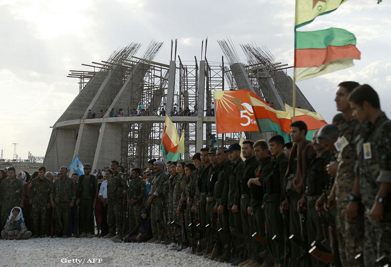 Barbatii si-au taiat barbile iar femeile si-au dat jos valurile. Cum au sarbatorit sirienii care au scapat de ISIS. FOTO
